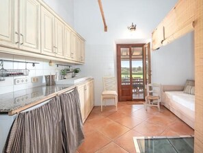 4 bedrooms, iron/ironing board, Internet, bed sheets