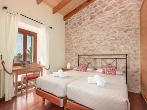 4 bedrooms, iron/ironing board, Internet, bed sheets - Incredible finca with huge garden and pool for up to 8 persons in Santanyi (Santanyi)