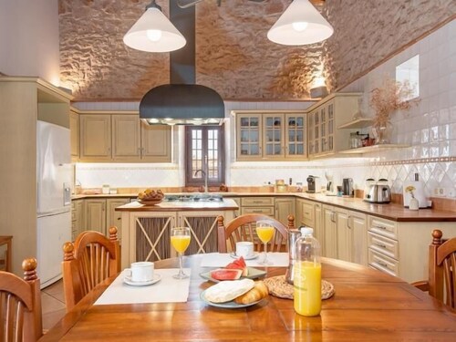 Incredible finca with huge garden and pool for up to 8 persons in Santanyi