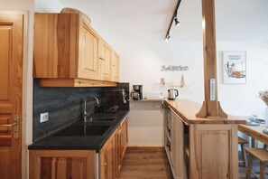 Private kitchen - 4 person apartment, very cozy and functional, mountain view, north view, ski-in ski-out (VAL THORENS)