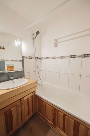 Bathroom - 4 person apartment, very cozy and functional, mountain view, north view, ski-in ski-out (VAL THORENS)