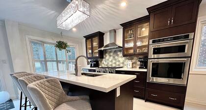 *NEW Luxury 4 Bdrm Home w Pool Table & Jaccuzi