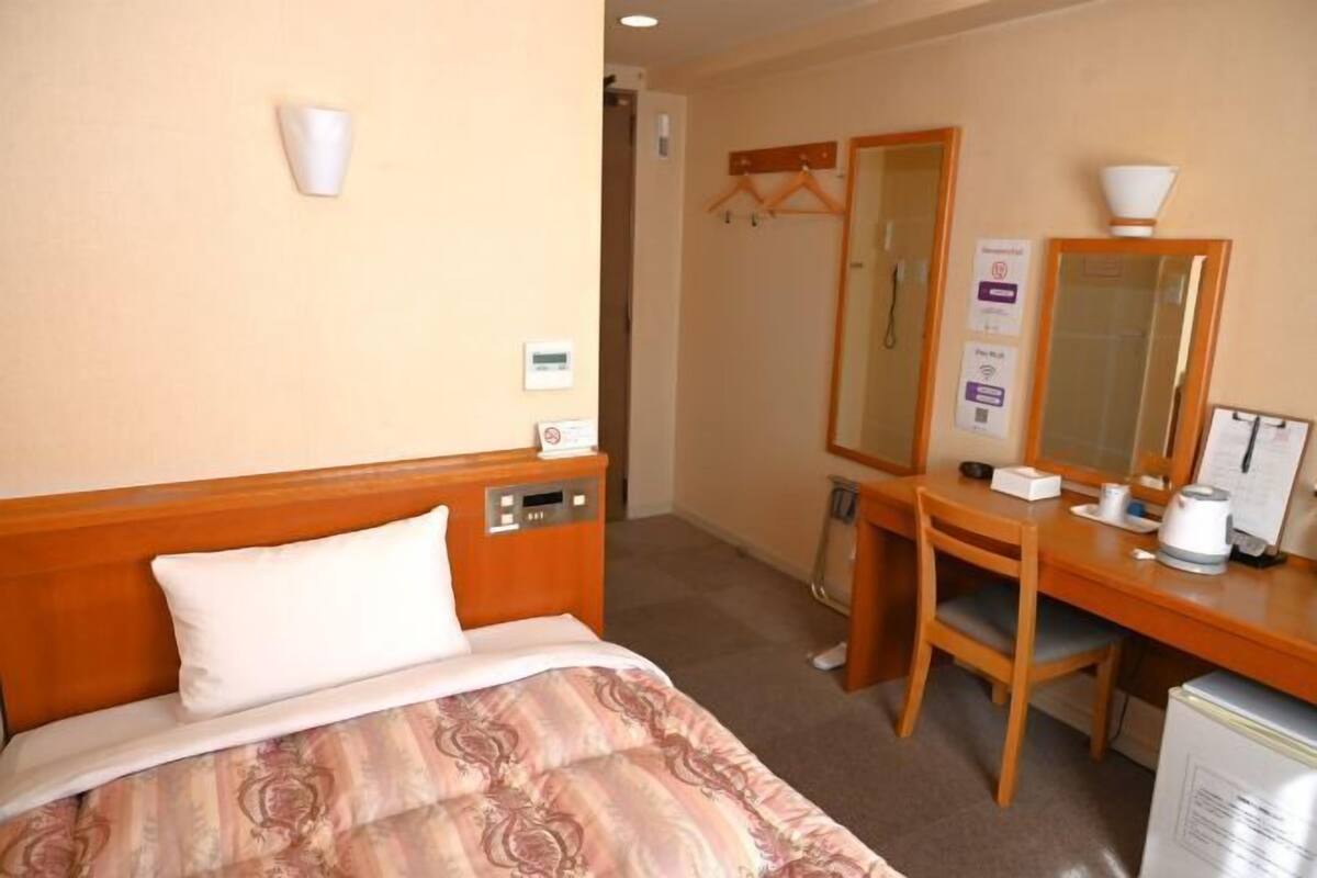 WiFi (free), bed sheets