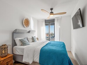 2 bedrooms, desk, internet