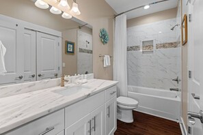 Regadera, toallas, shampoo 