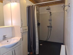 Een haardroger, handdoeken, zeep, toiletpapier