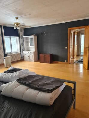 5 bedrooms, iron/ironing board, WiFi, bed sheets