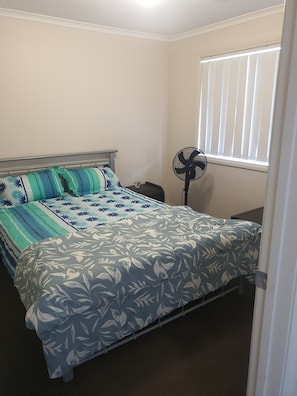 3 bedrooms, iron/ironing board, WiFi, bed sheets - Single room for a solo traveller, a couple or a family with 1 or 2 kids. (Wyndham Vale)