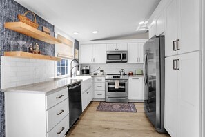 Refrigerador, microondas, horno y parrilla de estufa