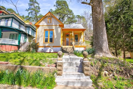 Exterior. Enchanting 1901 Victorian + Walk to Bathouse Row!