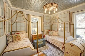 3 bedrooms, iron/ironing board, Internet, bed sheets - Enchanting 1901 Victorian + Walk to Bathouse Row! (Hot Springs)