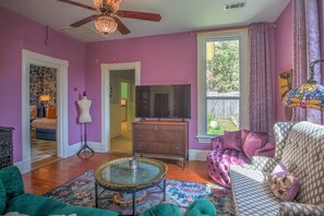 TV, books - Enchanting 1901 Victorian + Walk to Bathouse Row! (Hot Springs)