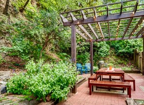 Outdoor dining - Walk to Bathhouse Row! Queen Anne Victorian Cottage (Hot Springs)