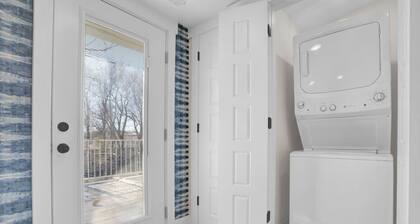 Walk to Memphis Nightlife | 100 Yr Old Cozy Apt