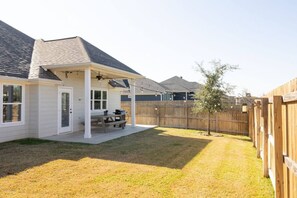 Outdoor dining - Luxury Home Near Kyle Field & Expo Center (Bryan)