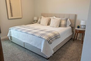 3 bedrooms, desk, iron/ironing board, travel crib - Luxury Home Near Kyle Field & Expo Center (Bryan)