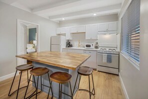 Fridge, microwave, oven, stovetop - 15 Min to Beach | Modern Vista Escape (Vista)