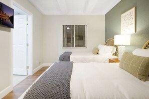 2 chambres, bureau, fer et planche à repasser, lit parapluie