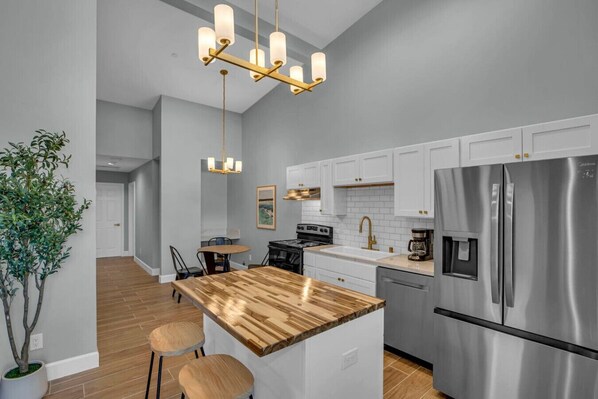 Réfrigérateur, micro-ondes, four, plaque de cuisson