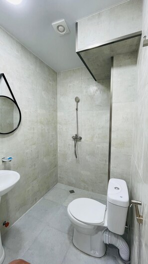 Deluxe-herbergi fyrir tvo - borgarsýn | Baðherbergi | Sturta, inniskór, handklæði, sápa