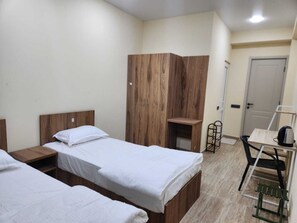 Deluxe-herbergi fyrir tvo - borgarsýn | Skrifborð, vinnuaðstaða fyrir fartölvur, myrkratjöld/-gardínur