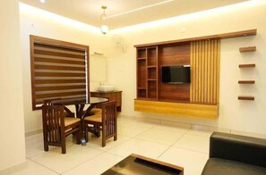 Habitación Deluxe con 1 cama matrimonial o 2 individuales, vista a la ciudad | 1 habitación, escritorio y espacio para trabajar con laptop 