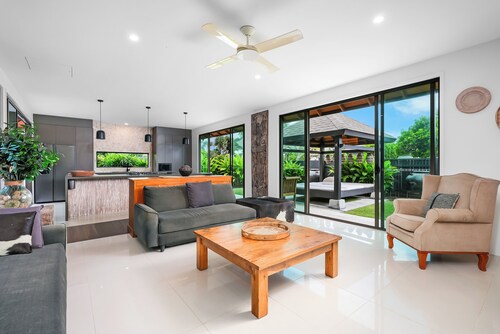 Tranquil Beach Side Retreat - Inquire 4 Long Stay Discounts