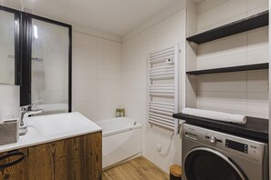 Een haardroger, handdoeken