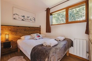 2 slaapkamers, een strijkplank/strijkijzer, reisbedje, gratis wifi