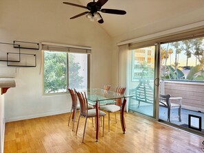 Dining - Walkable Quiet 2B2B King Bed, Parking, WiFi & Food in center UTC 15 min to Beach (San Diego)