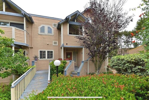 Walkable Quiet 2B2B King Bed, Parking, WiFi & Food in center UTC 15 min to Beach