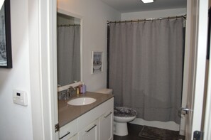 Hårtork, handdukar, tvål och toalettpapper