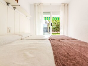 2 bedrooms, desk, internet