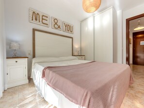 2 soverom, skrivebord og internettilgang