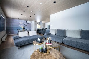 Una televisión de pantalla plana