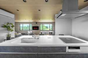 Frigorífico, microondas, placa de cocina y hervidor eléctrico