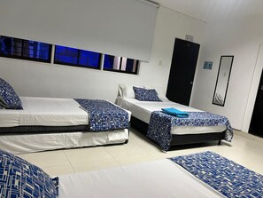 Desk, free WiFi, bed sheets - hotel medellin (Santa Marta)