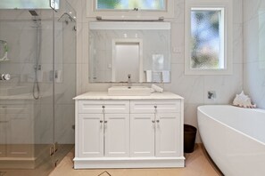 Shower, hair dryer, towels, shampoo - The Richardson - Spacious Entertaining, Sleeps 8 (Turvey Park)