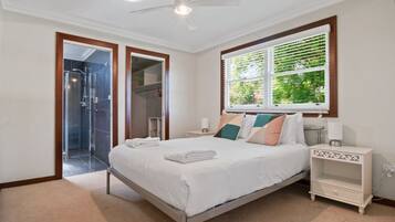 4 quartos, escrivaninha, ferros/tábuas de passar roupa, berço de viagem