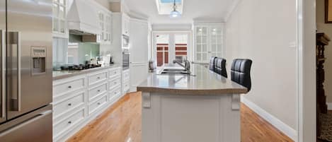 Refrigerador, microondas, horno, placa de cocina