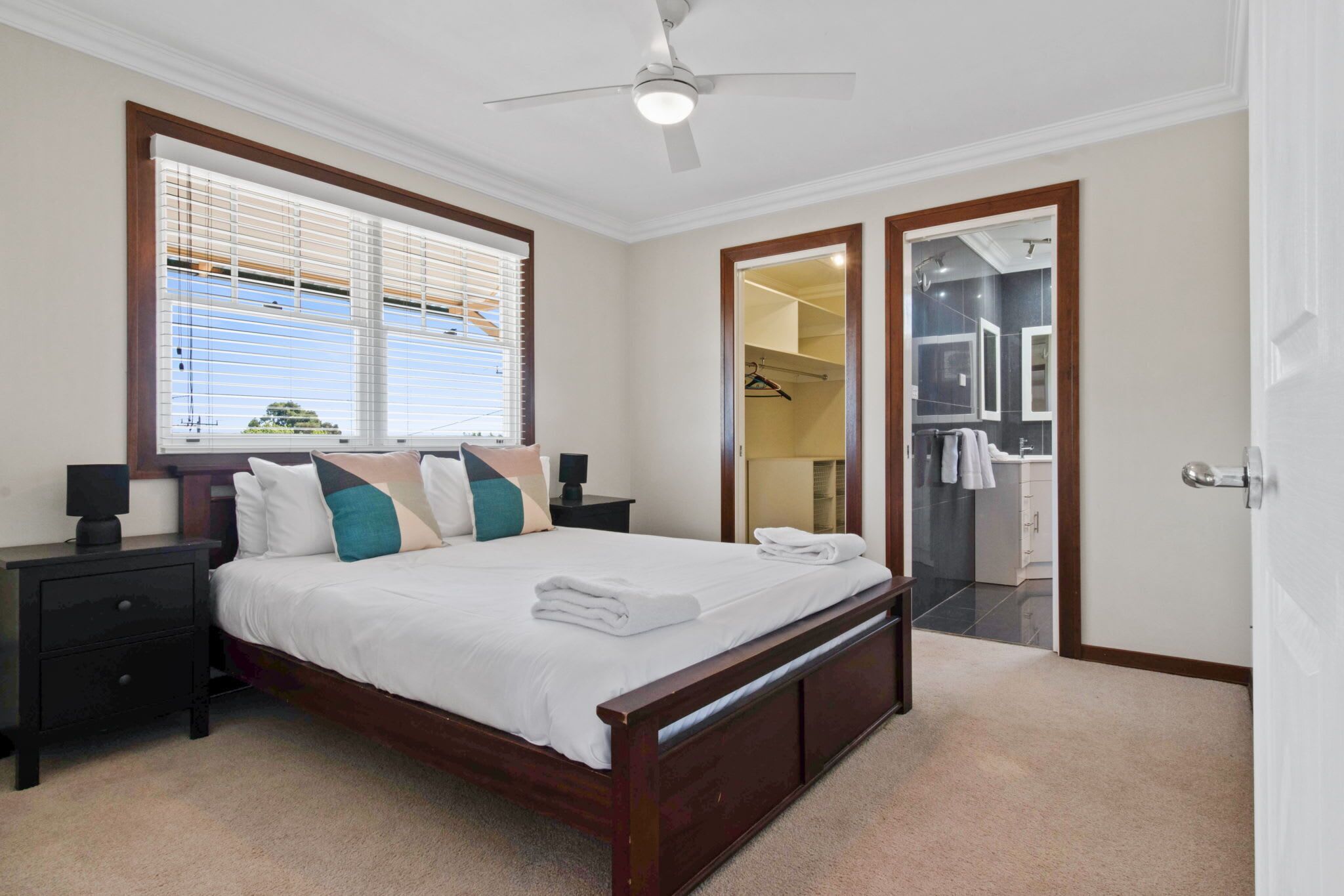 4 habitaciones, escritorio y tabla de planchar con plancha 