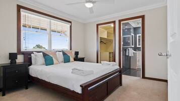 4 habitaciones, escritorio y tabla de planchar con plancha