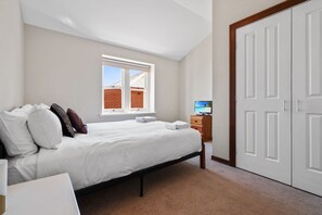 4 bedrooms, desk, iron/ironing board, travel cot - The Richardson - Spacious Entertaining, Sleeps 8 (Turvey Park)