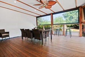 Outdoor dining - The Richardson - Spacious Entertaining, Sleeps 8 (Turvey Park)