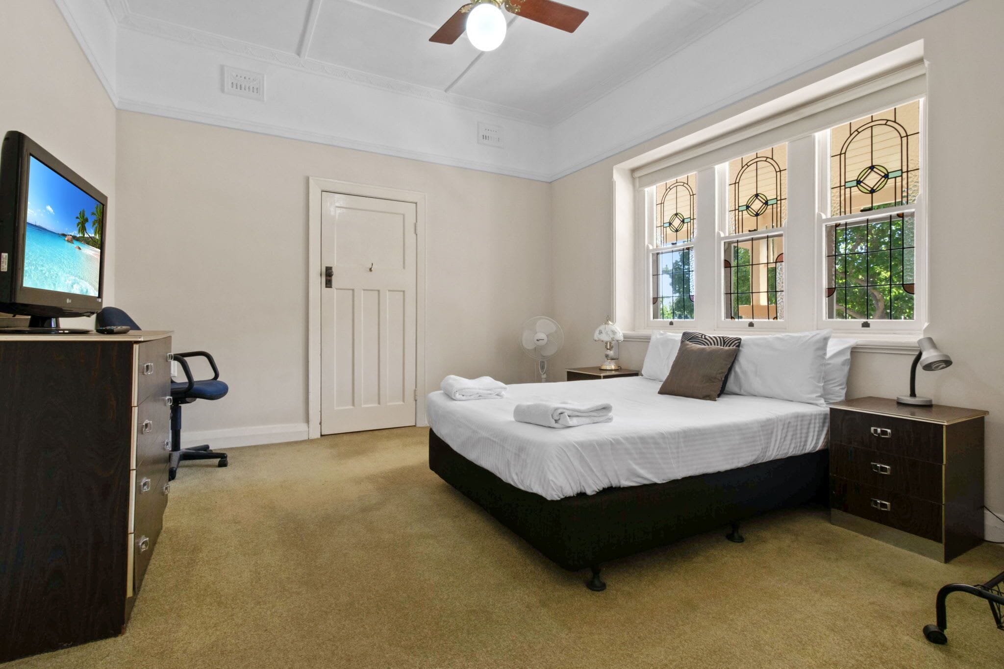 4 bedrooms, desk, iron/ironing board, travel cot