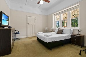 4 عدّة غرف نوم ومكتب و مكواة/لوح كي وسرير سفر