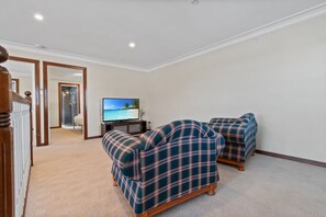 Interior - The Richardson - Spacious Entertaining, Sleeps 8 (Turvey Park)