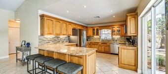 Hot Tub & Outdoor Pool: Bonita Springs Getaway!