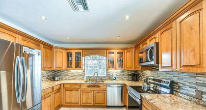 Hot Tub & Heated Pool: Bonita Springs Getaway!
