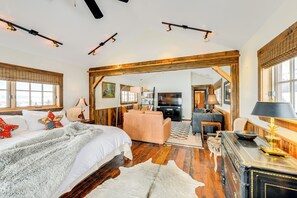 4 bedrooms, desk, travel cot, Internet